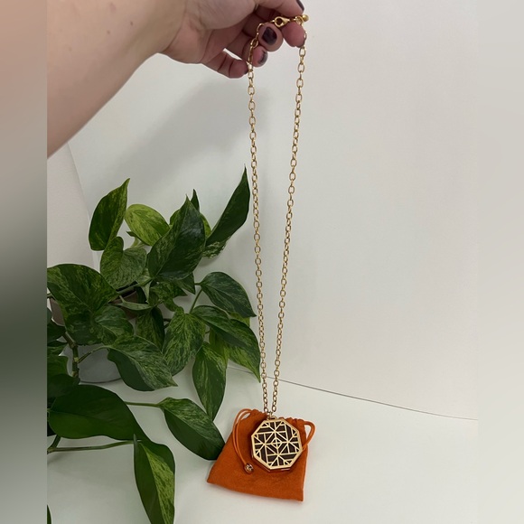 NEW Tory Burch Statement Necklace with Lip Balm & Pouch - Picture 6 of 16